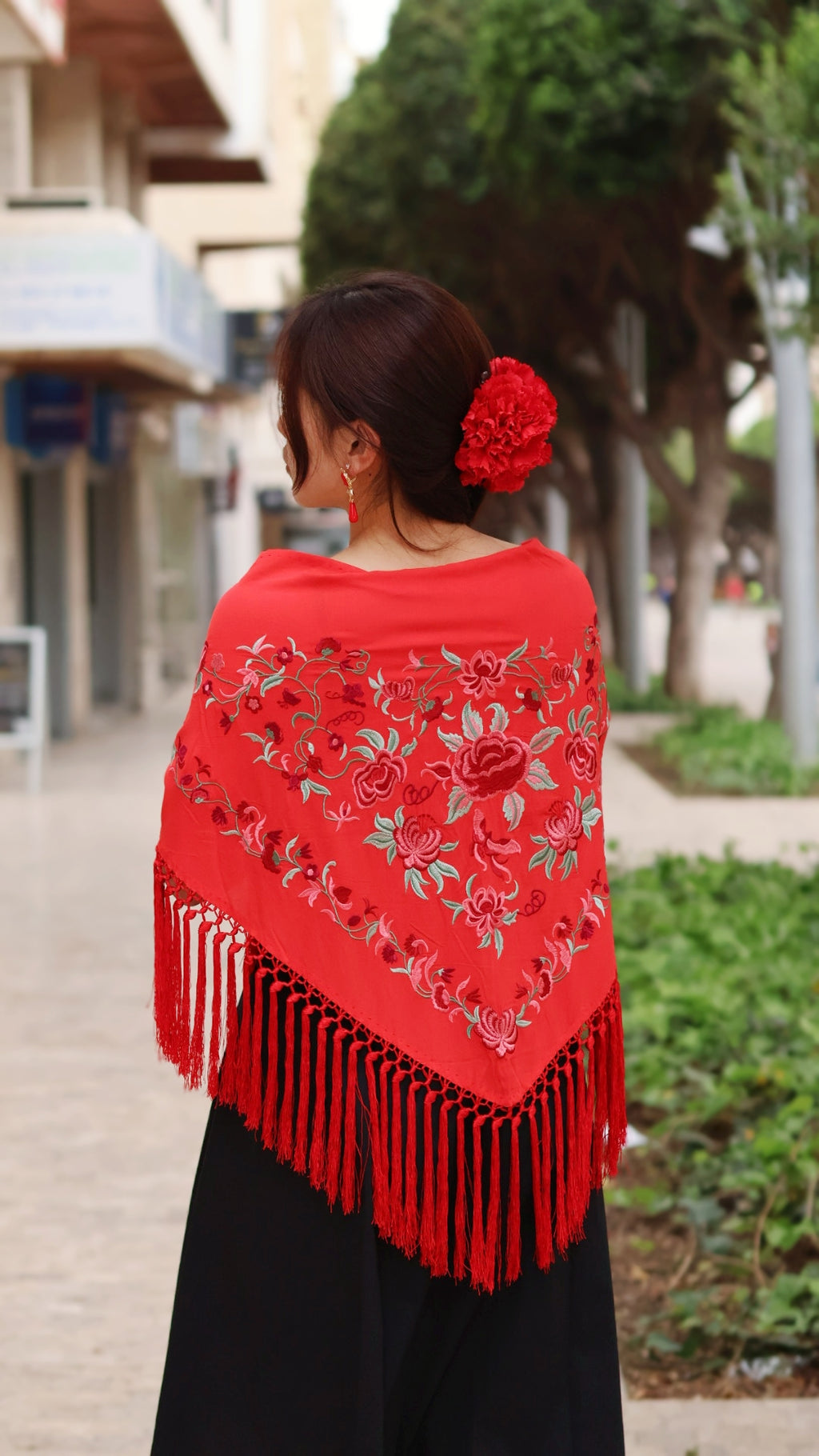 MANTÓN BORDADO CON FLECO CORTO