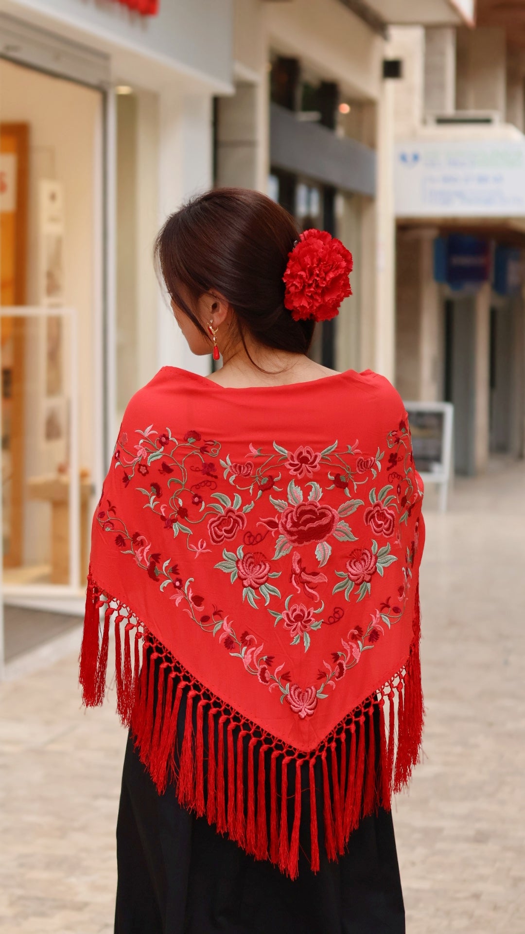 MANTÓN BORDADO CON FLECO CORTO