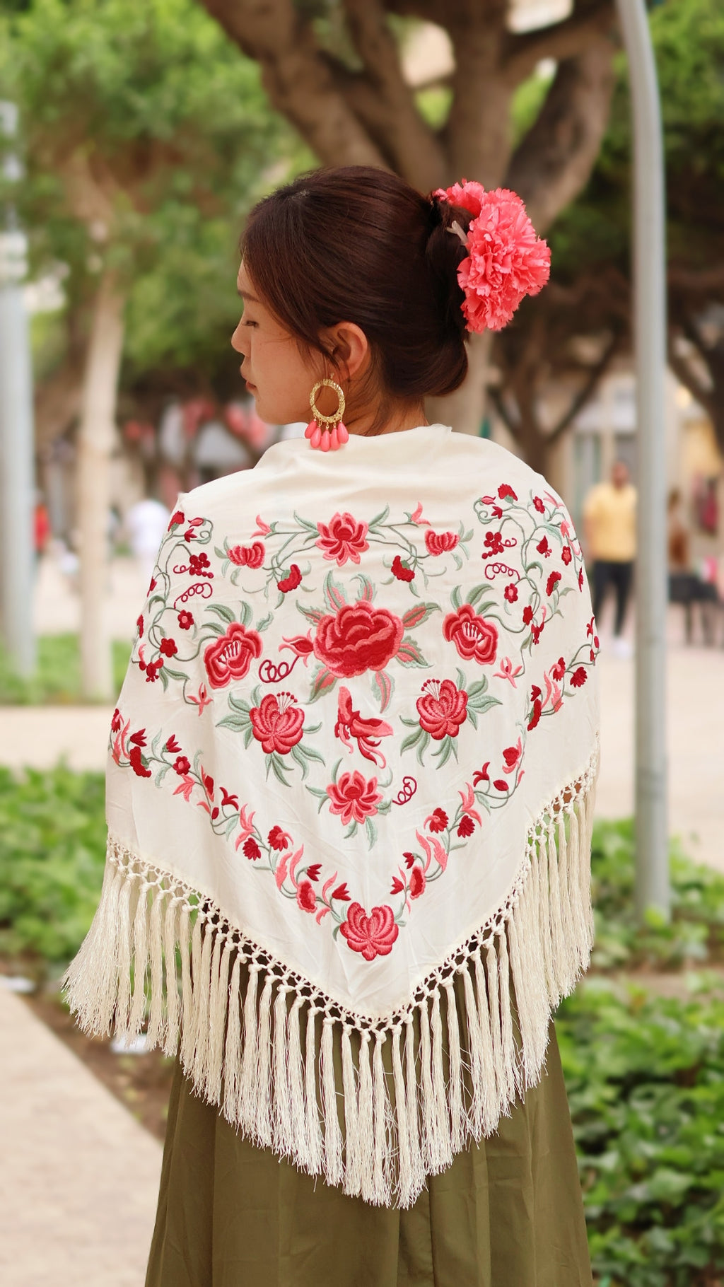 MANTÓN BORDABO CON FLECO CORTO