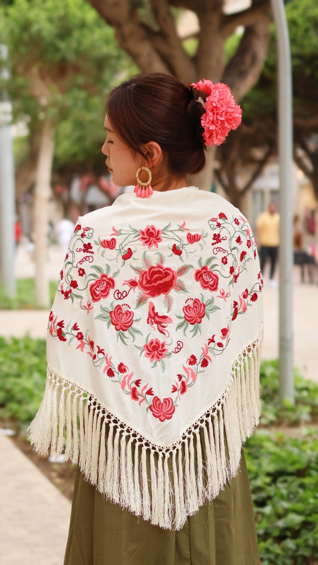 MANTÓN BORDABO CON FLECO CORTO