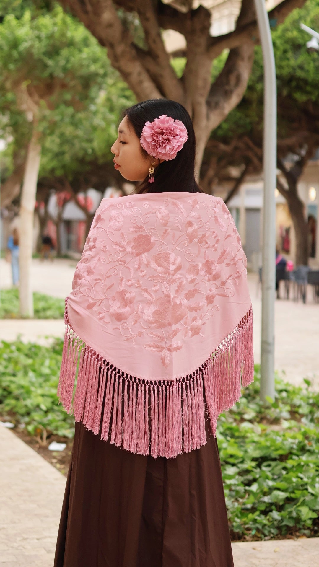 MANTÓN BORDADO UNICOLOR CON FLECO CORTO