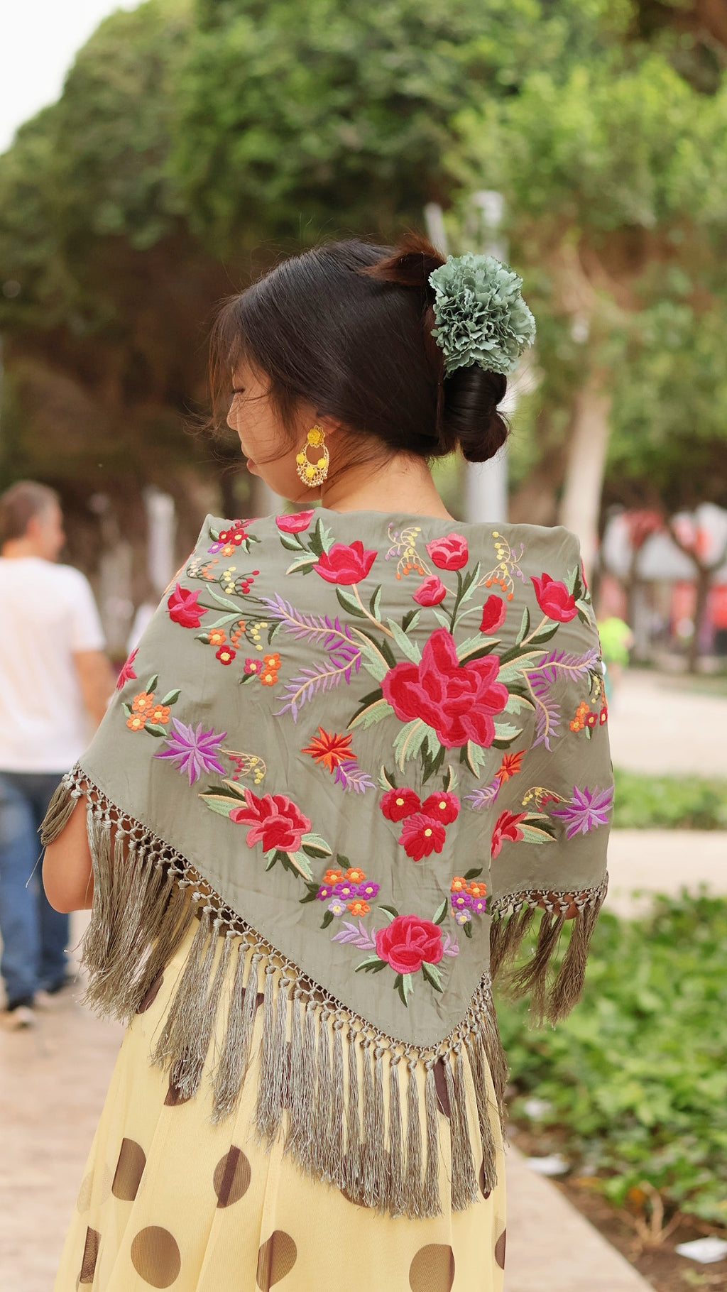 MANTÓN BORDADO CON FLECO CORTO