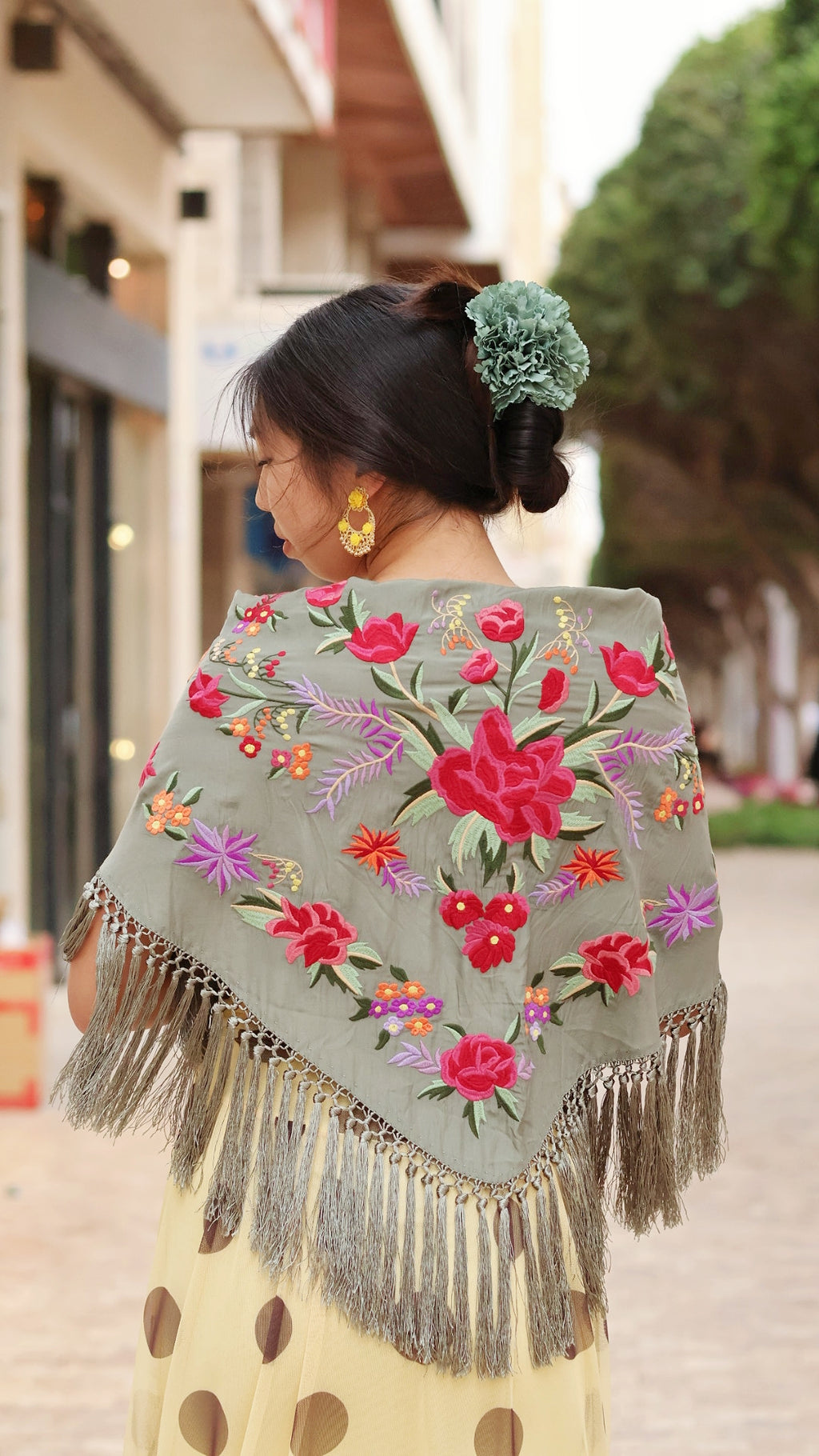 MANTÓN BORDADO CON FLECO CORTO