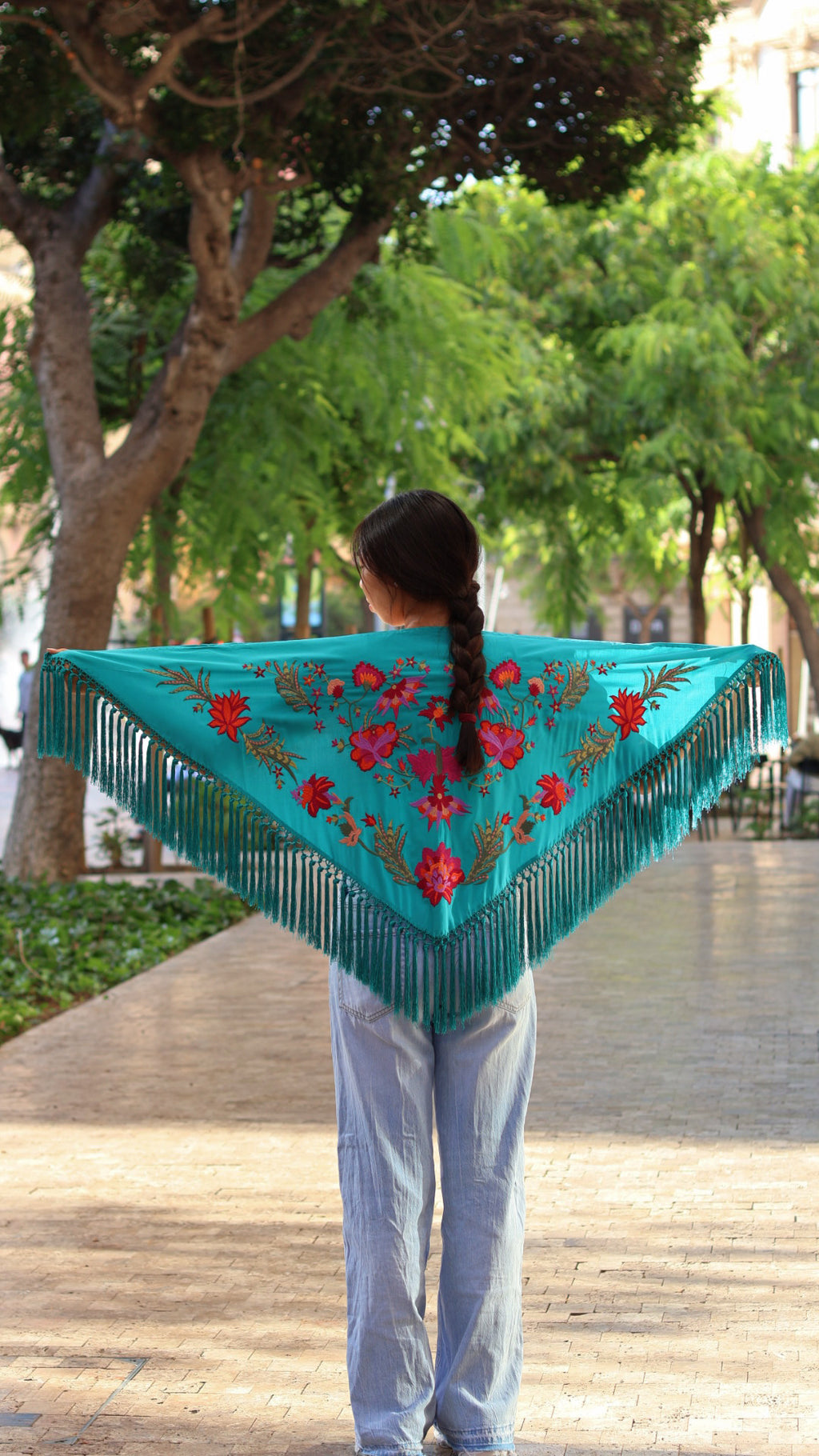 MANTÓN BORDADO FLECO CORTO