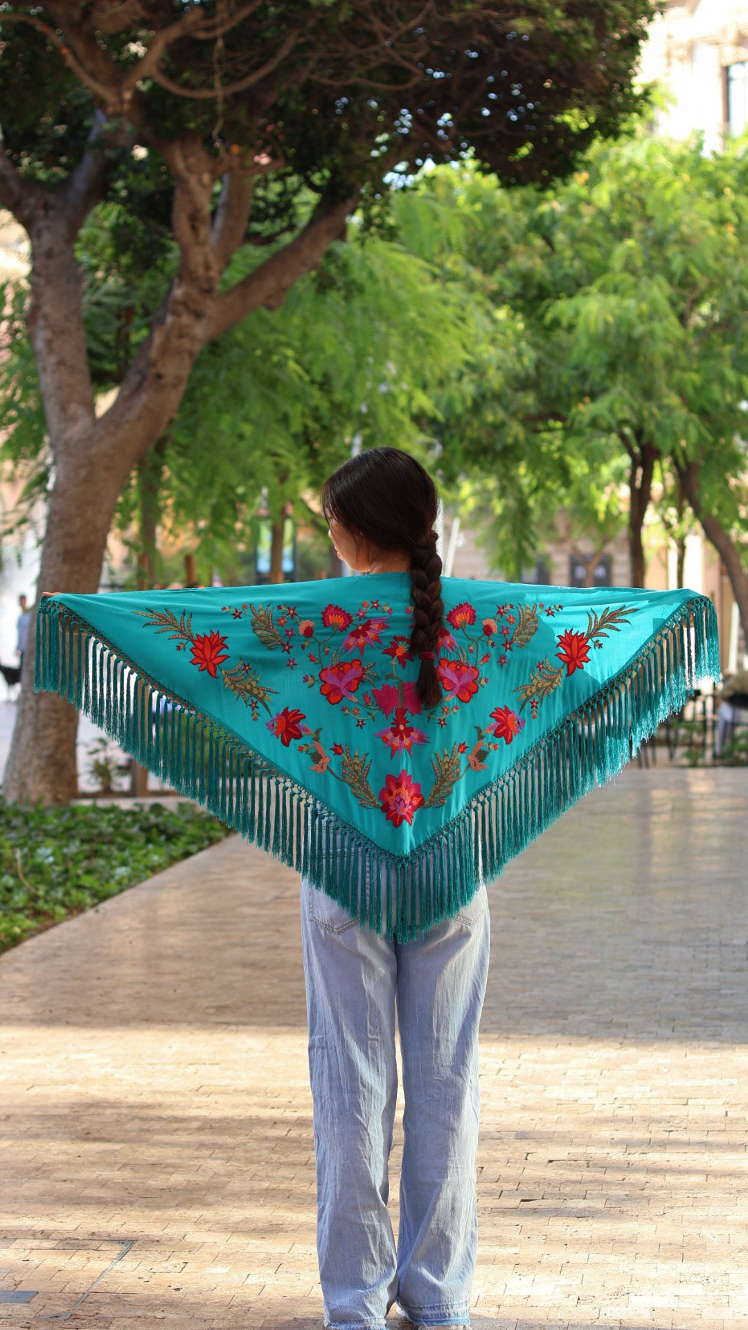 MANTÓN BORDADO FLECO CORTO