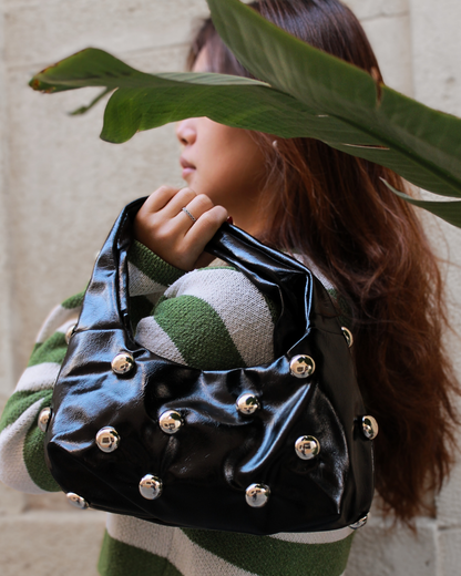BOLSO DE MANO TACHAS