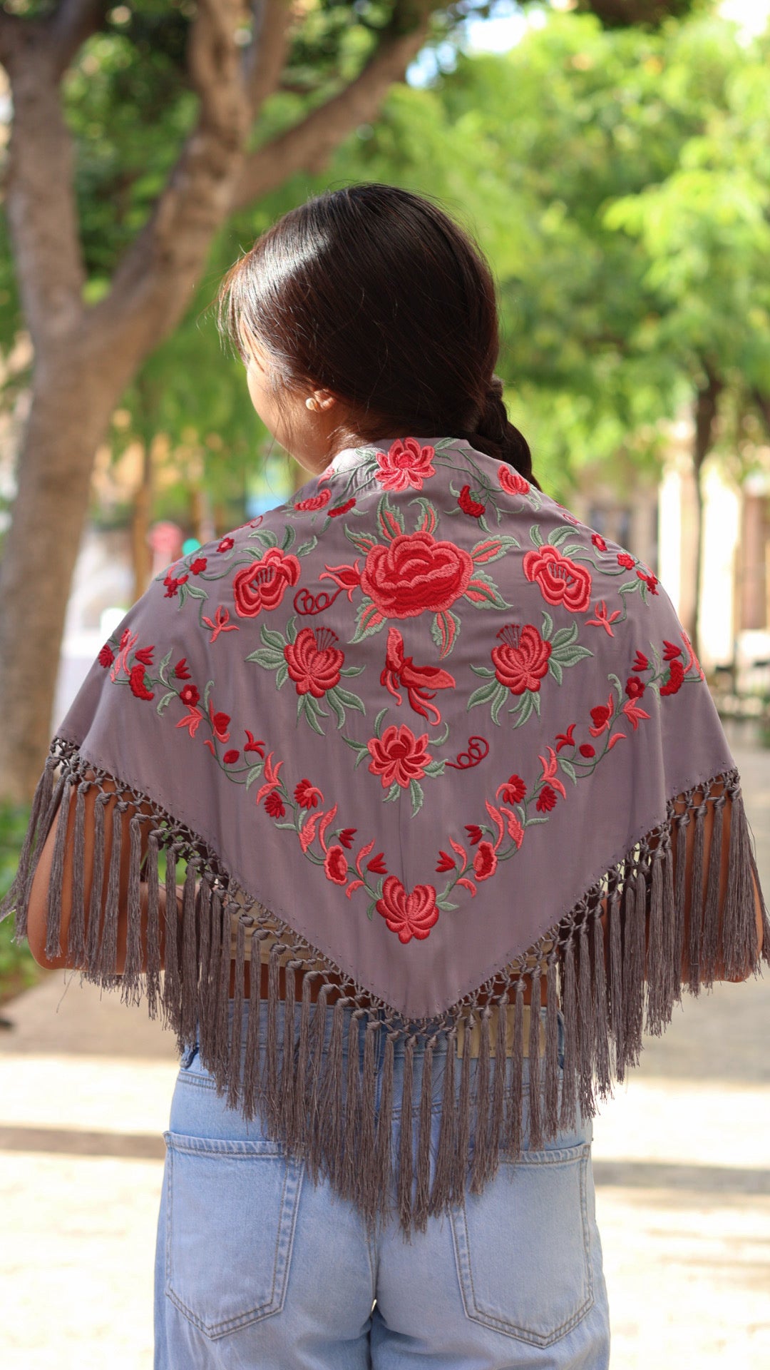 MANTÓN BORDADO FLECO CORTO