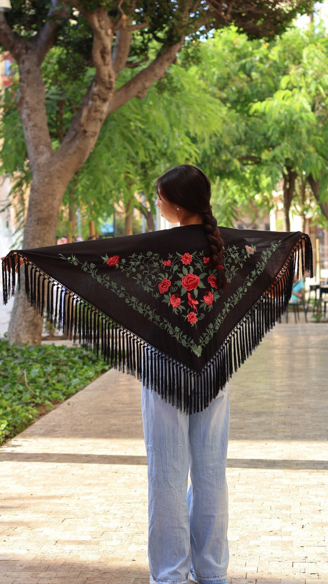 MANTÓN BORDADO FLECO CORTO