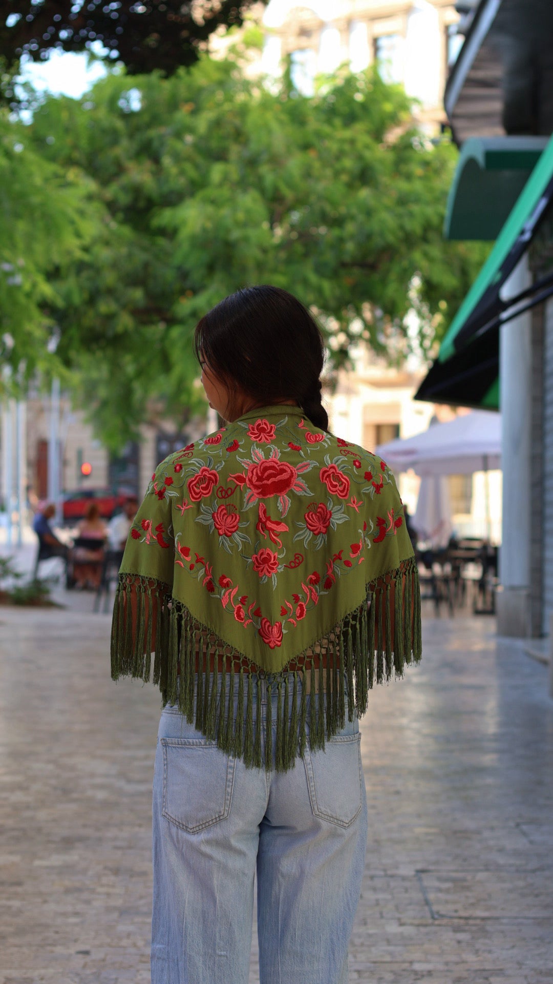 MANTÓN BORDADO CON FLECO CORTO