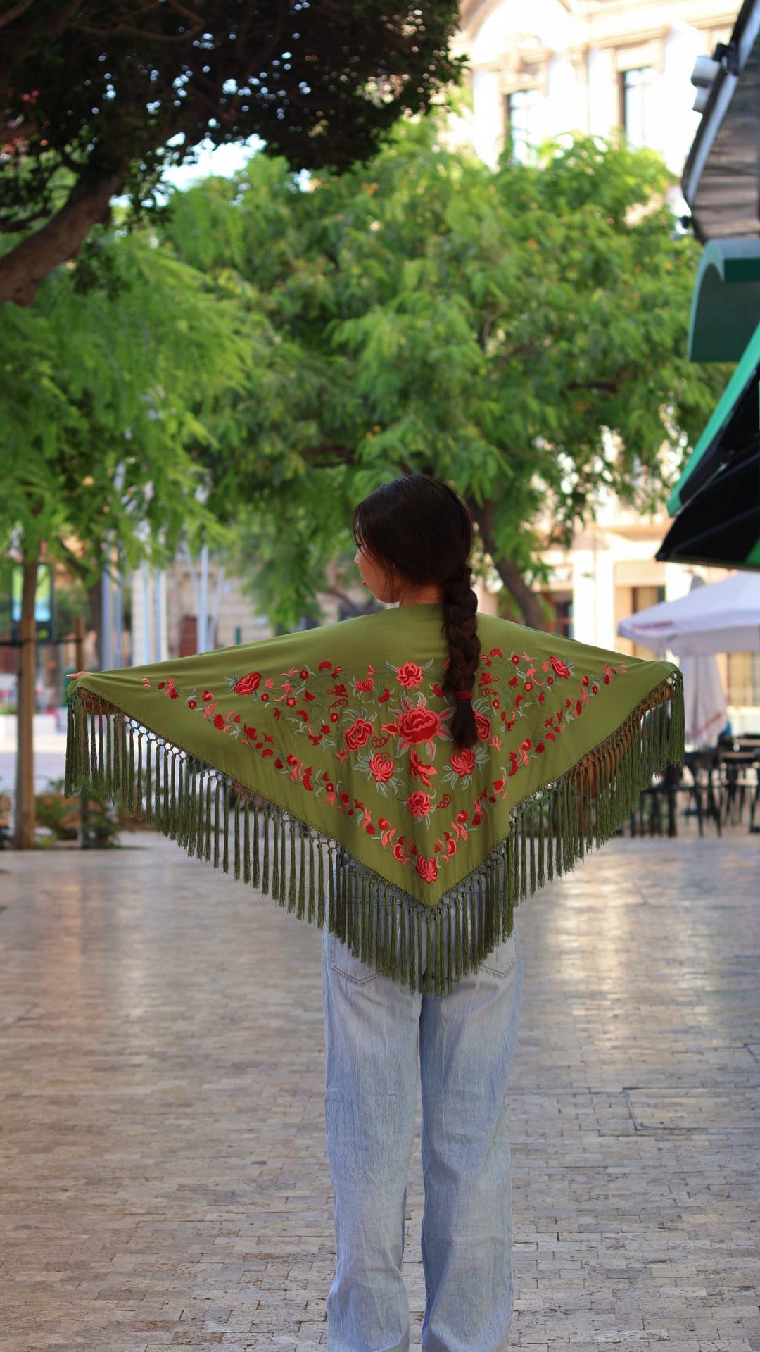 MANTÓN BORDADO CON FLECO CORTO