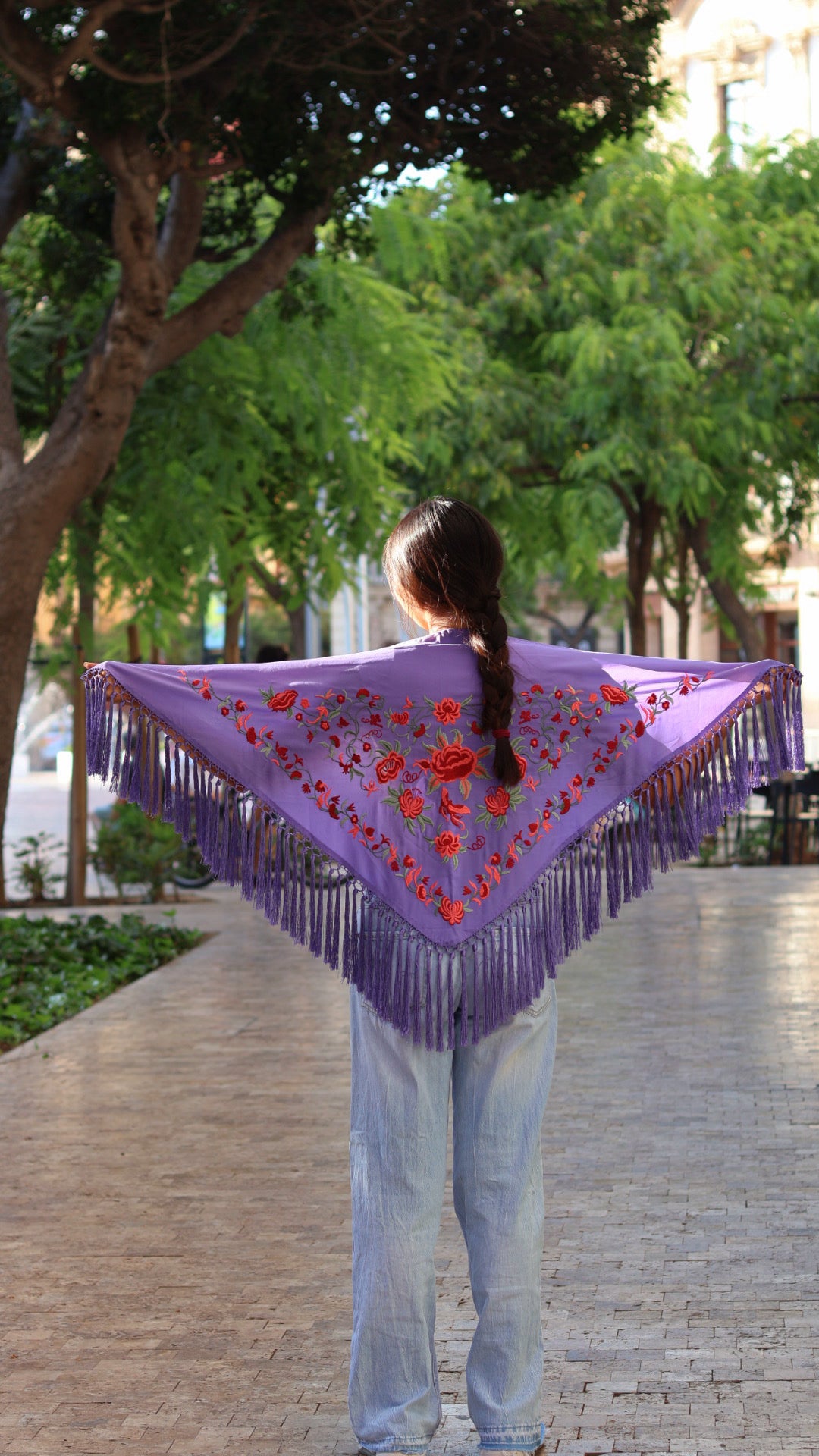 MANTÓN BORDADO CON FLECO CORTO