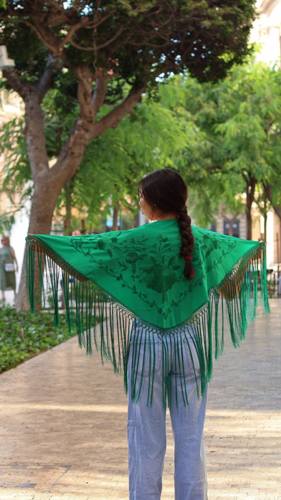 MANTÓN BORDADO CON FLECO LARGO