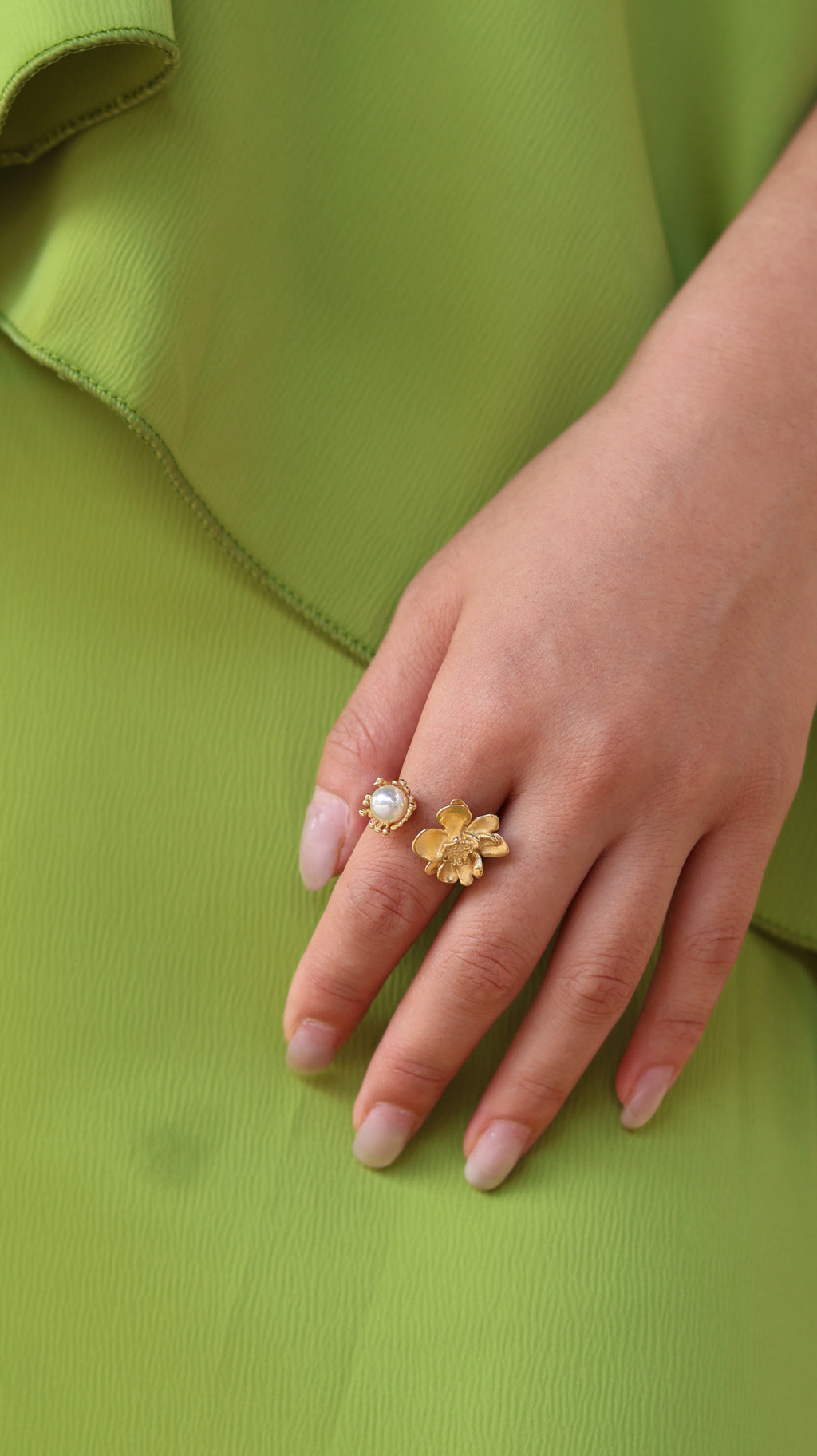 Anillo perla floral