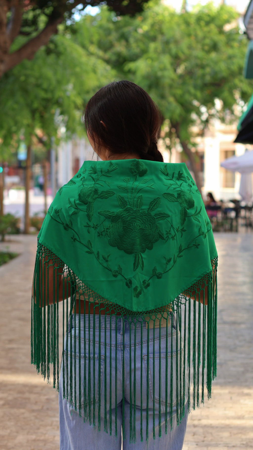 MANTÓN BORDADO CON FLECO LARGO