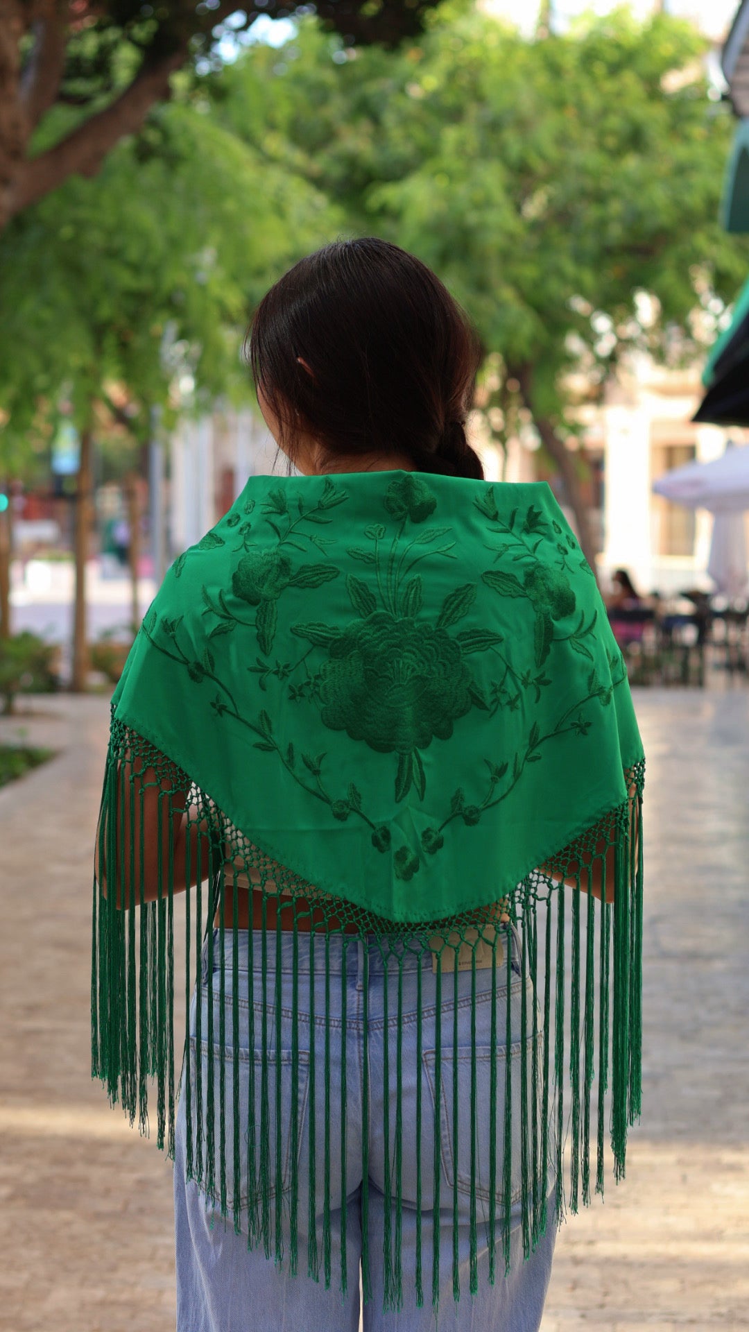 MANTÓN BORDADO CON FLECO LARGO