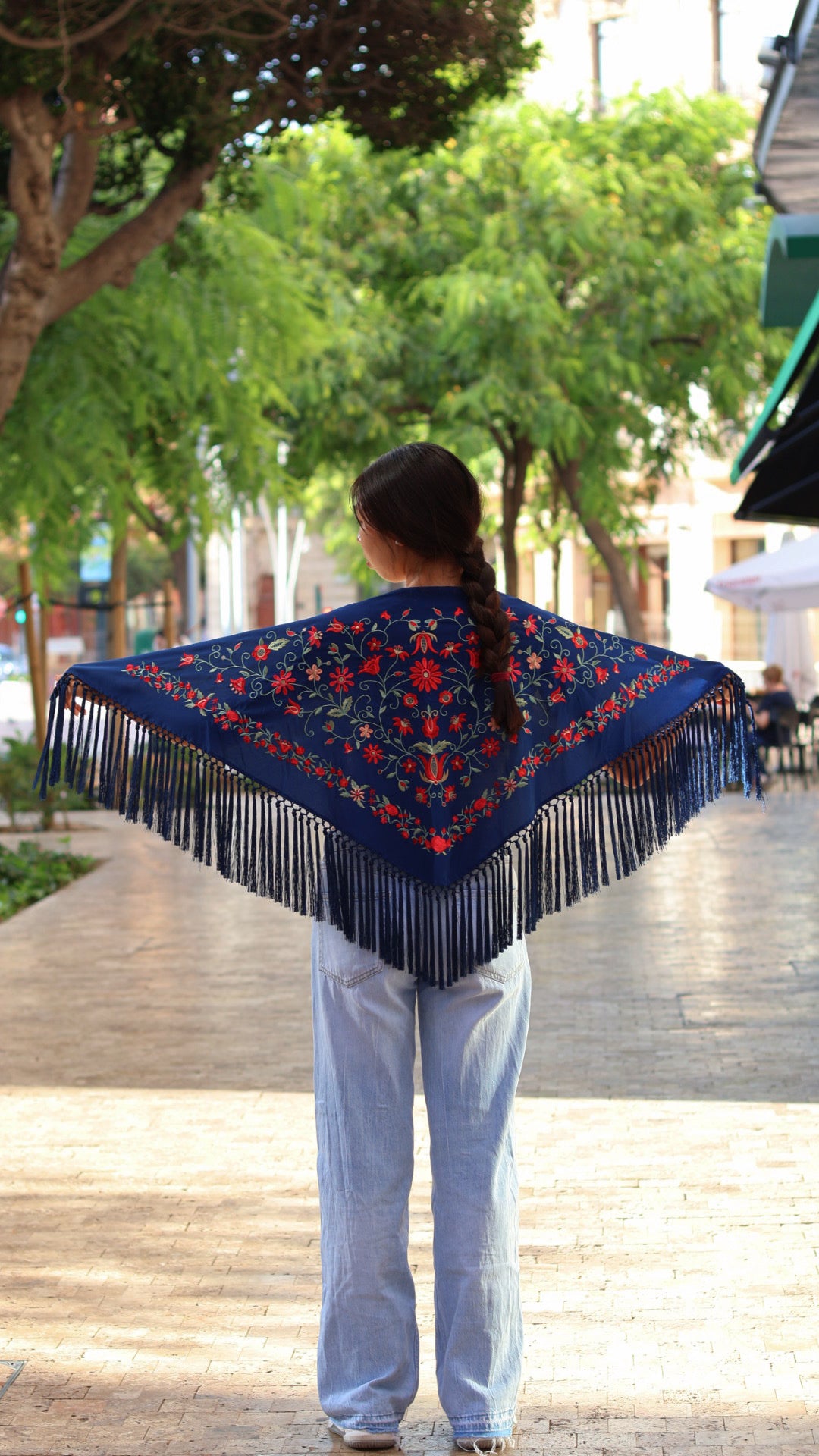 MANTÓN BORDADO FLECO CORTO