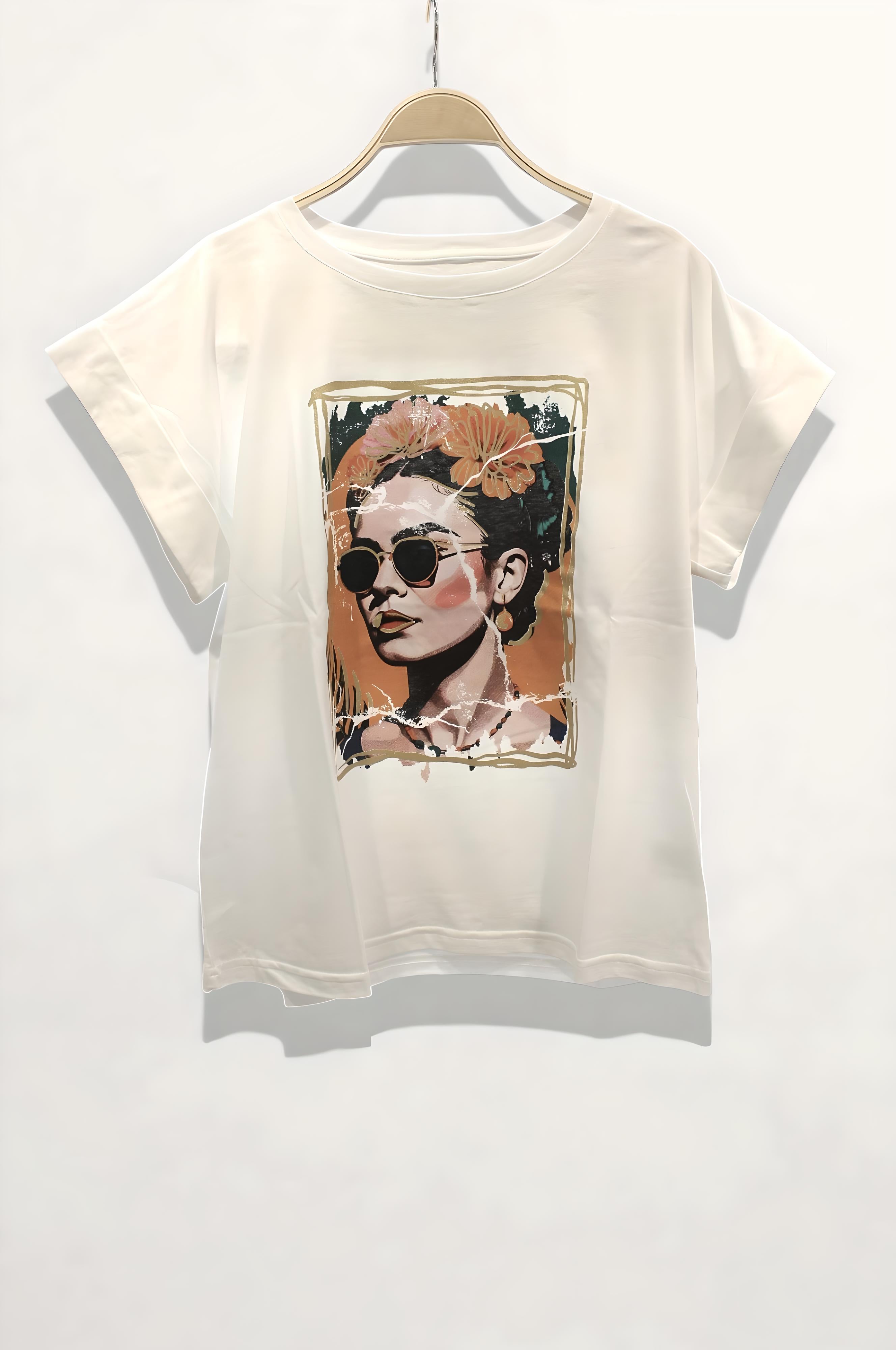 MUJER FLORES Y GAFAS