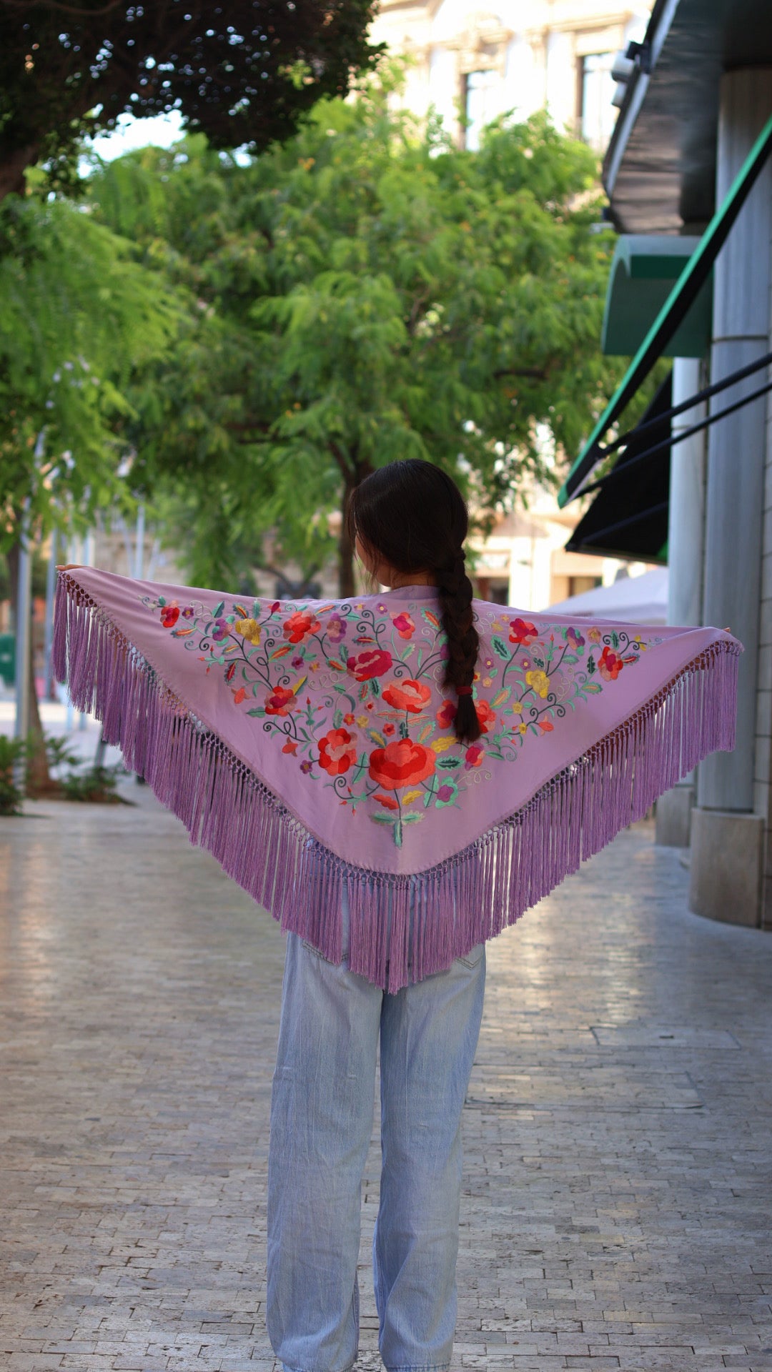MANTÓN BORDADO FLECO CORTO
