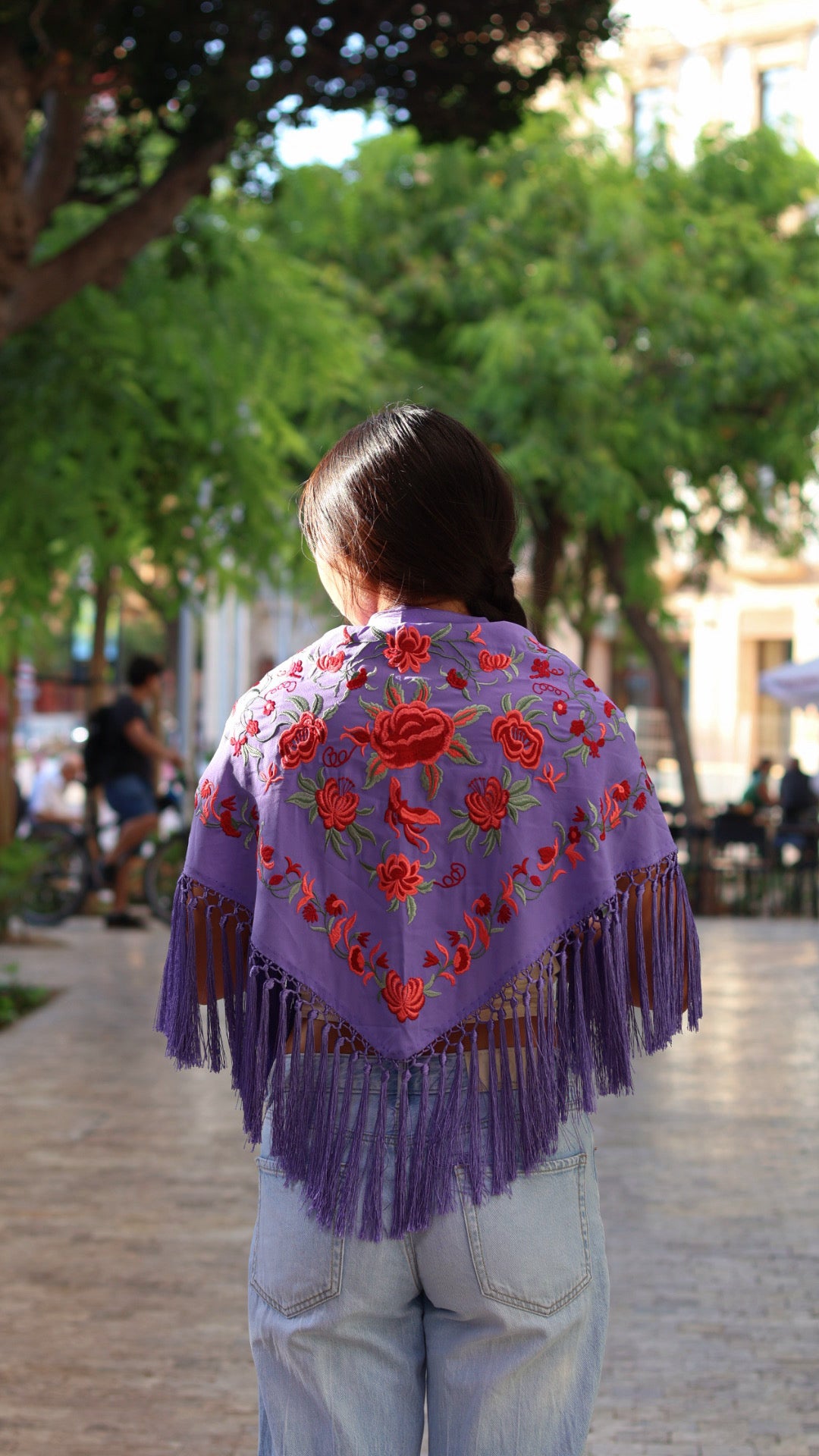 MANTÓN BORDADO CON FLECO CORTO
