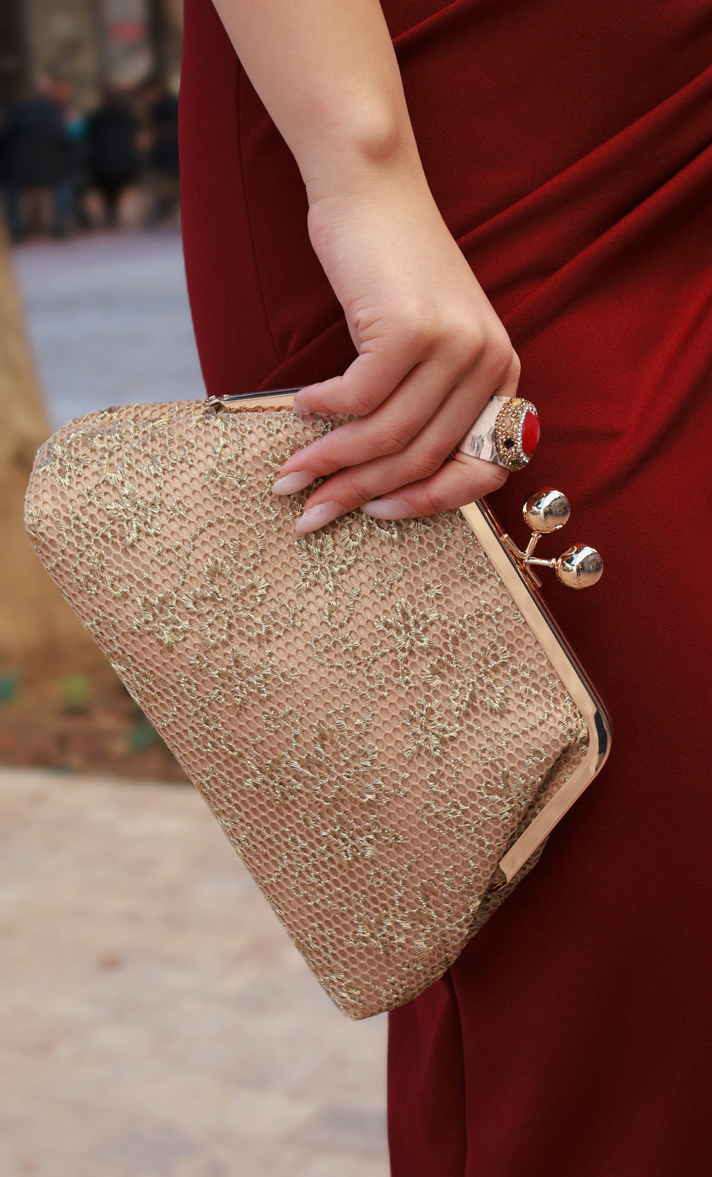 BOLSO DE MANO CON ENCAJE