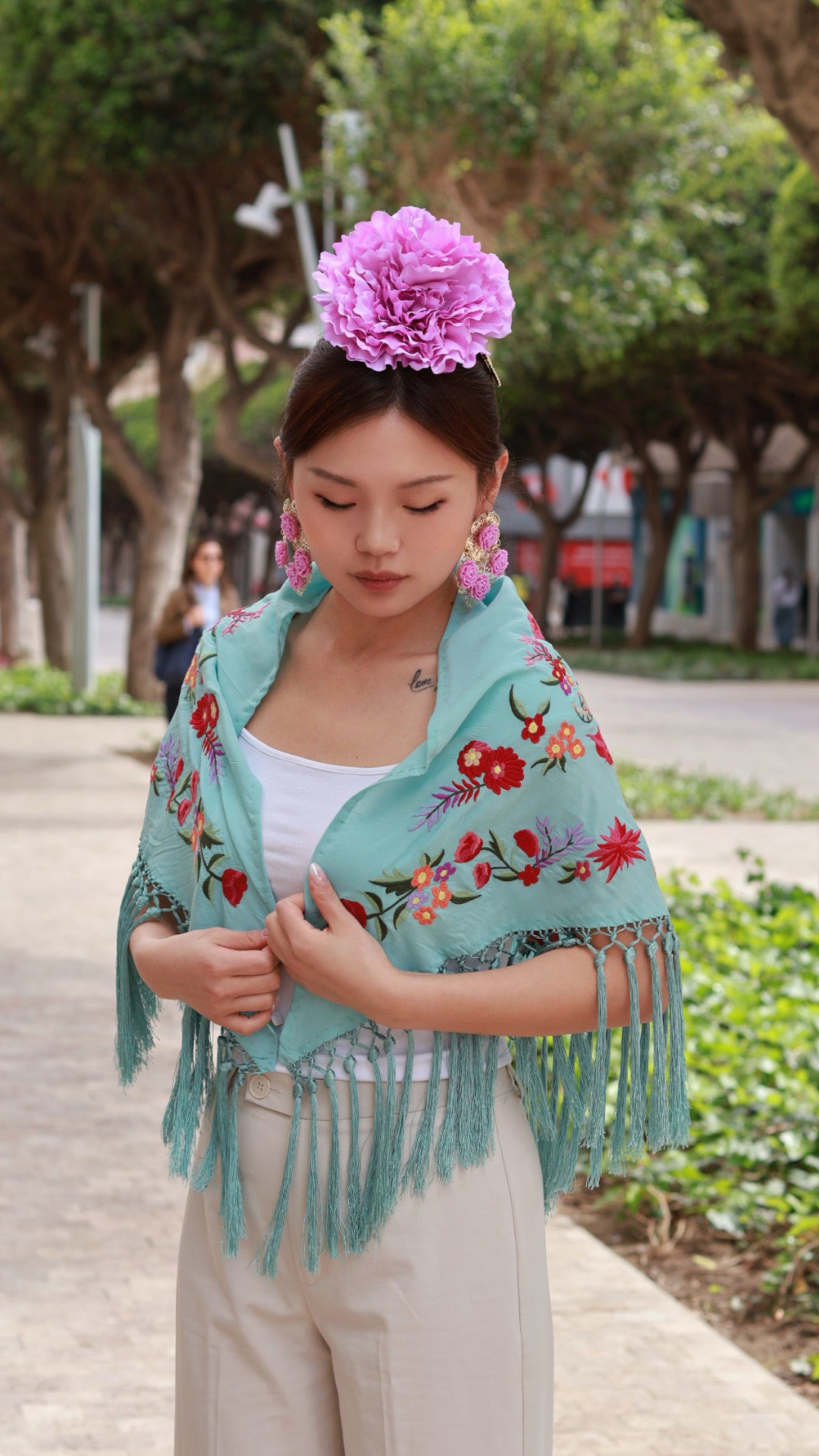 MANTÓN BORDADO CON FLECO CORTO