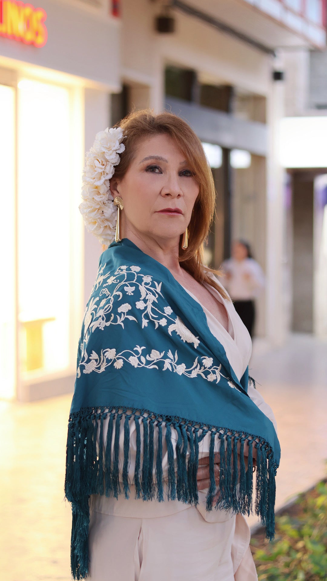 MANTÓN BORDADO CON FLECO CORTO