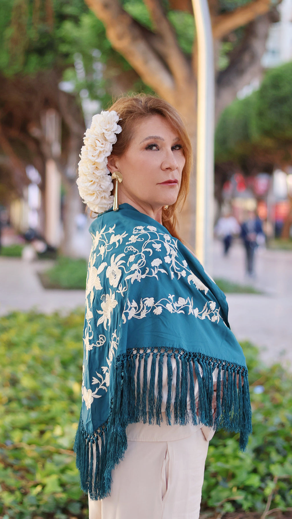 MANTÓN BORDADO CON FLECO CORTO