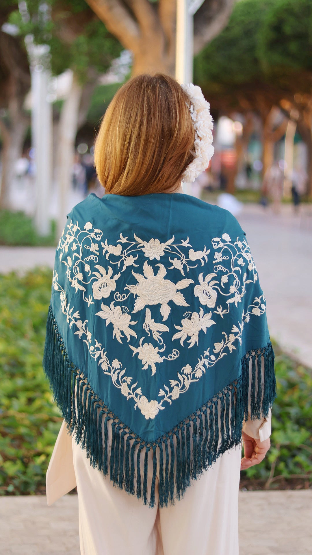 MANTÓN BORDADO CON FLECO CORTO