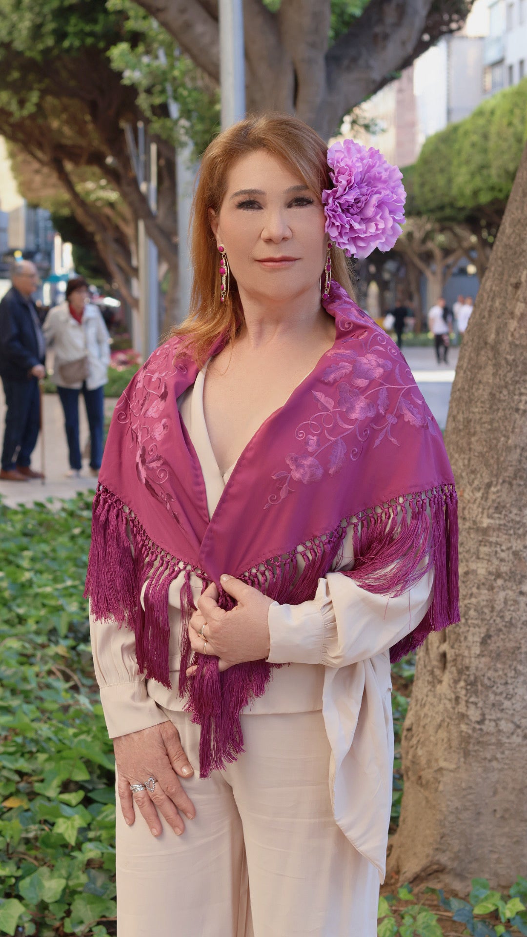 MANTÓN BORDADO UNICOLOR CON FLECO CORTO