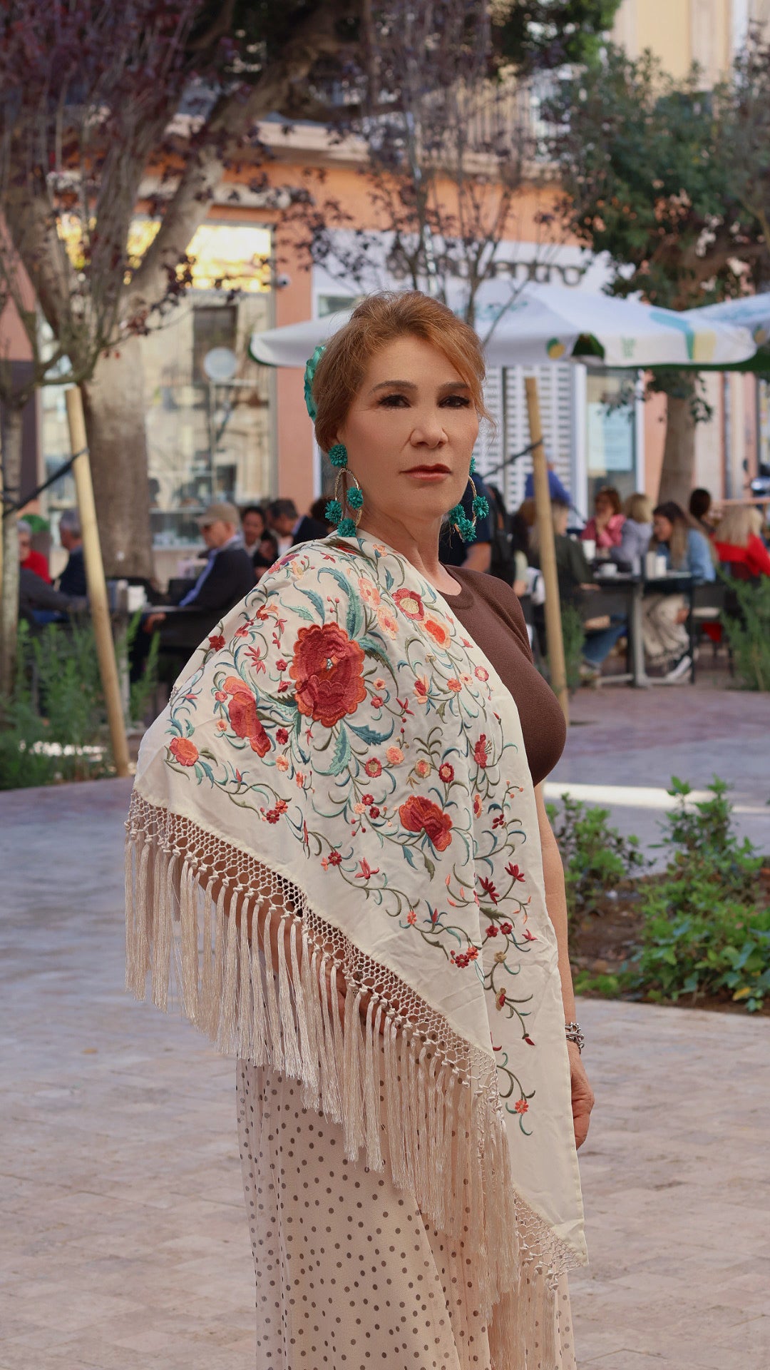 MANTÓN BORDADO CON FLECO CORTO