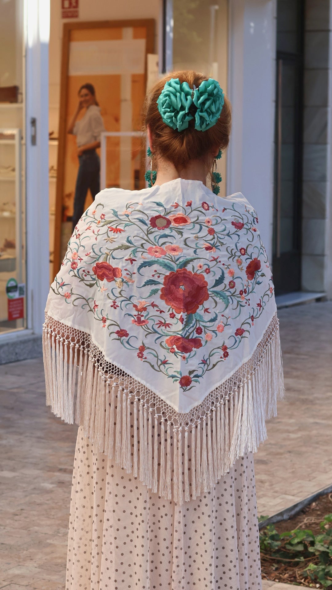 MANTÓN BORDADO CON FLECO CORTO