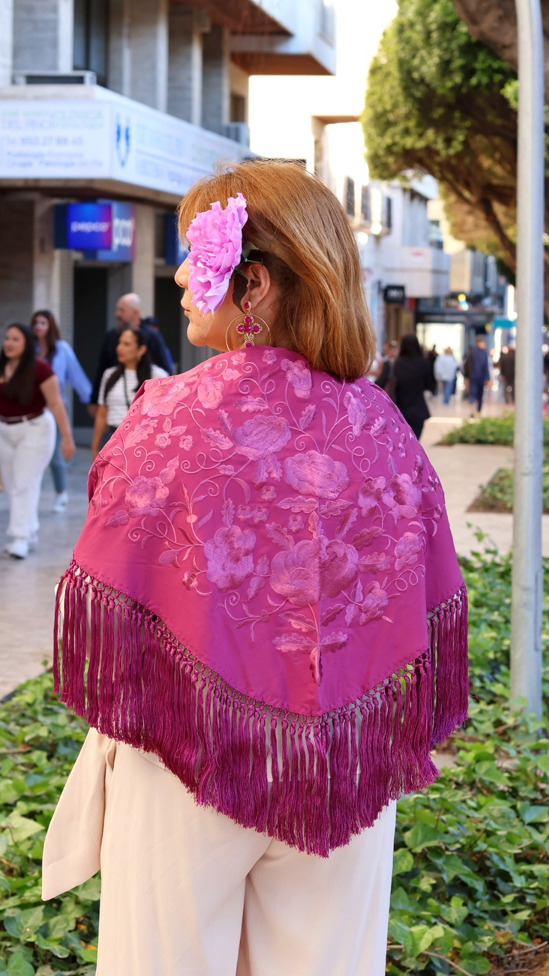 MANTÓN BORDADO UNICOLOR CON FLECO CORTO