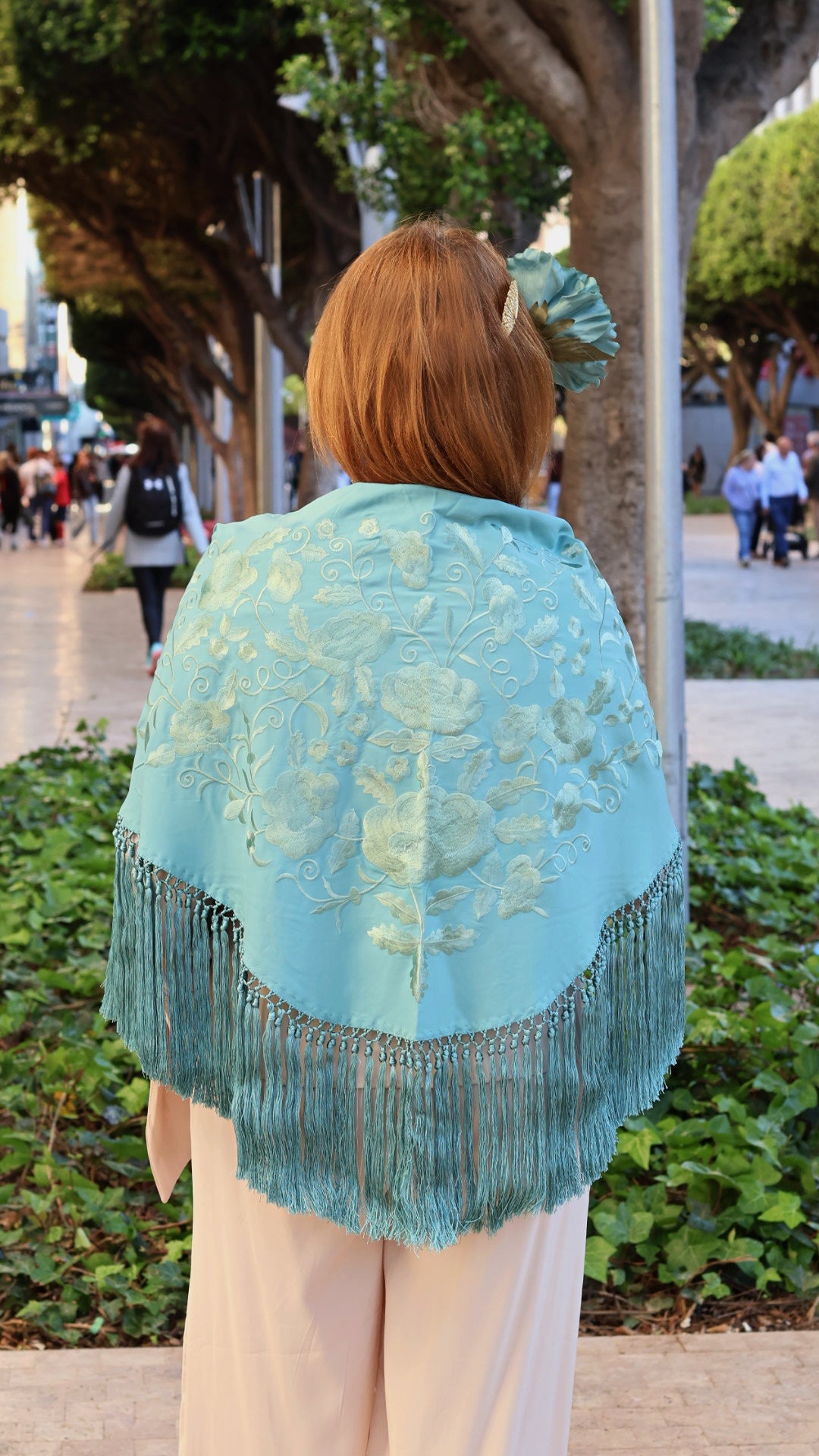MANTÓN BORDADO UNICOLOR CON FLECO CORTO