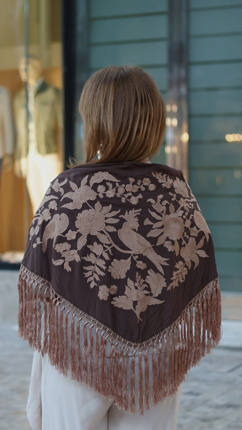 MANTÓN BORDADO CON FLECO CORTO
