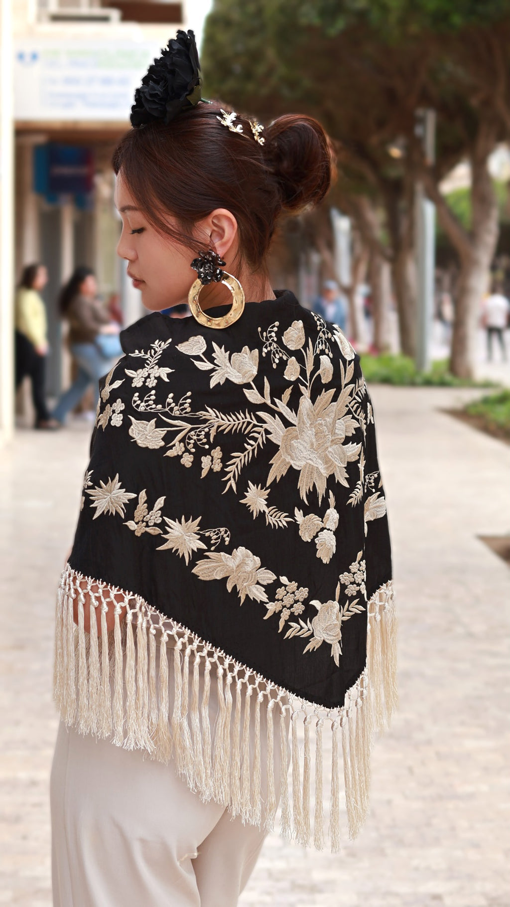 MANTÓN ROCIO BORDADO CON FLECO CORTO