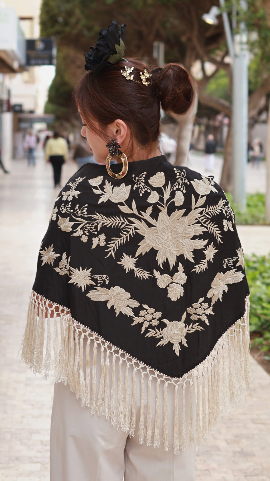 MANTÓN ROCIO BORDADO CON FLECO CORTO